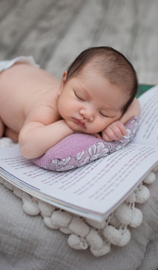 Сладкий сон малыша с книгой