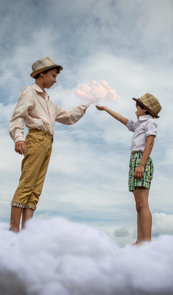 Два мальчика стоят на белом облаке