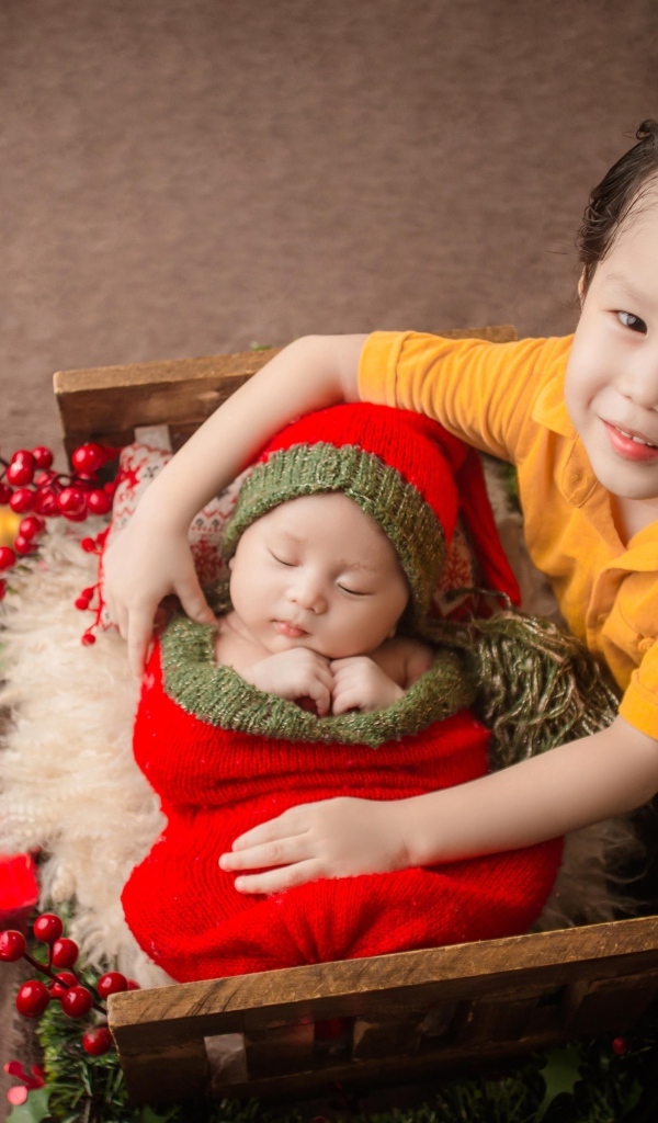 Два маленьких брата на фотосессии