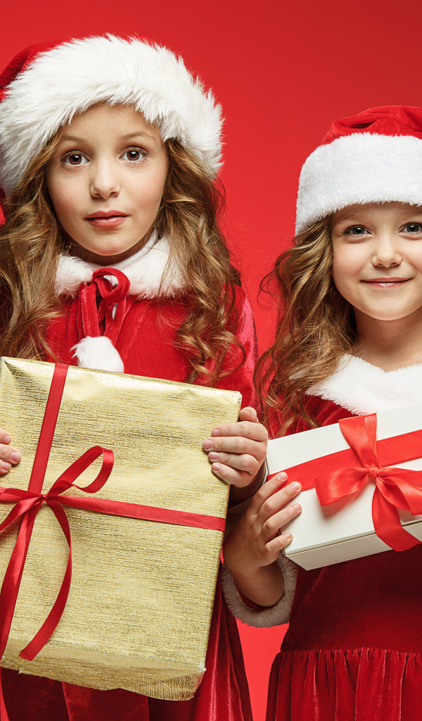 Две маленькие девочки с подарками на Рождество