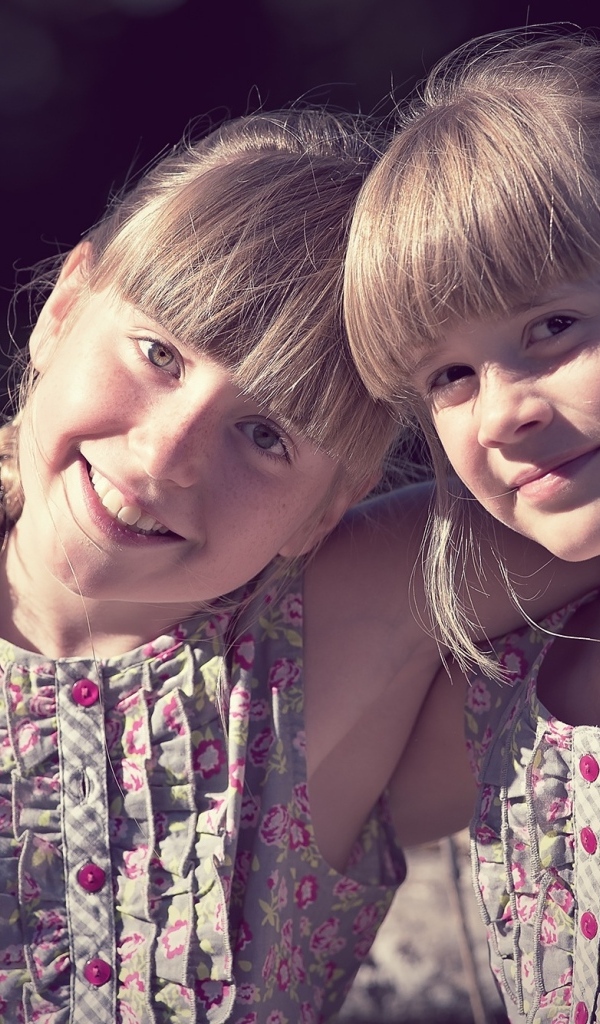 Две маленькие девочки сестры