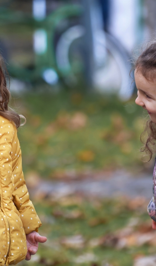 Две маленькие улыбающиеся девочки