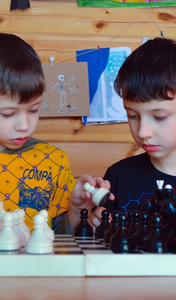 Два школьника играют в шахматы