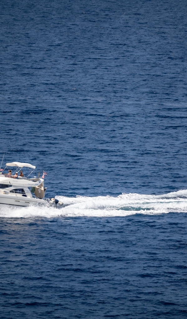 Быстрая белая яхта в море