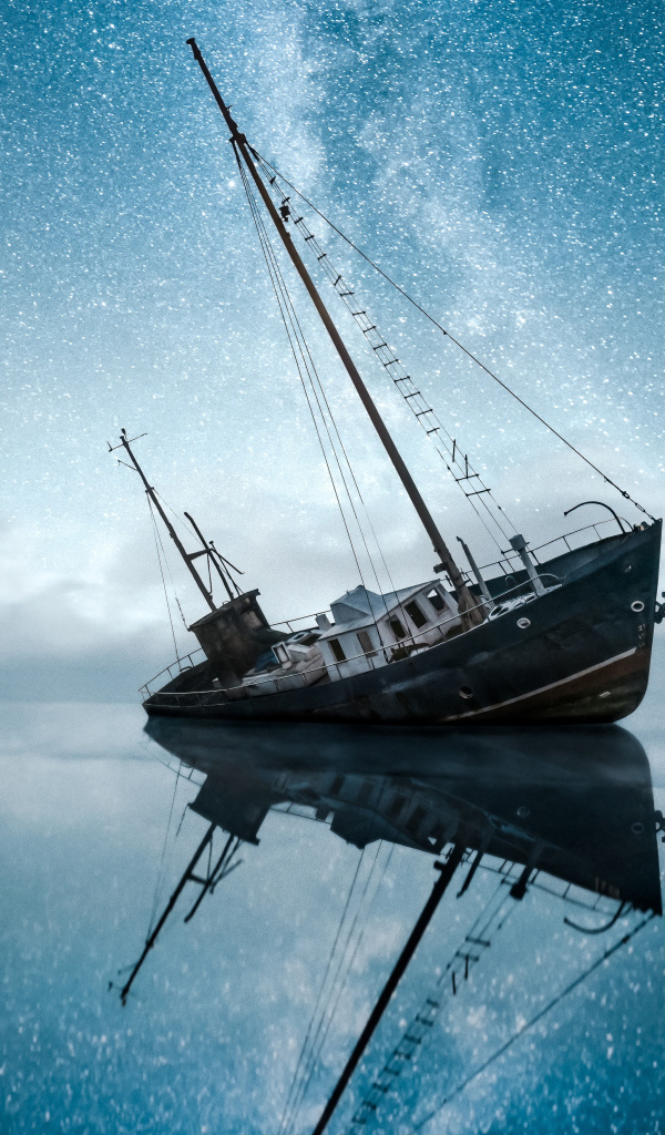 Затонувшая лодка в воде под красивым небом