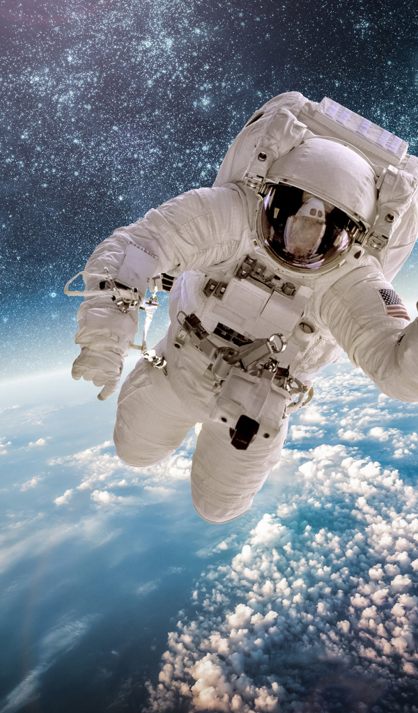 Астронавт летит над планетой земля в космосе