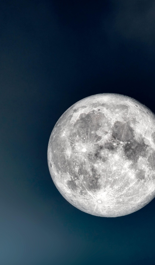 Большая холодная серая луна в небе