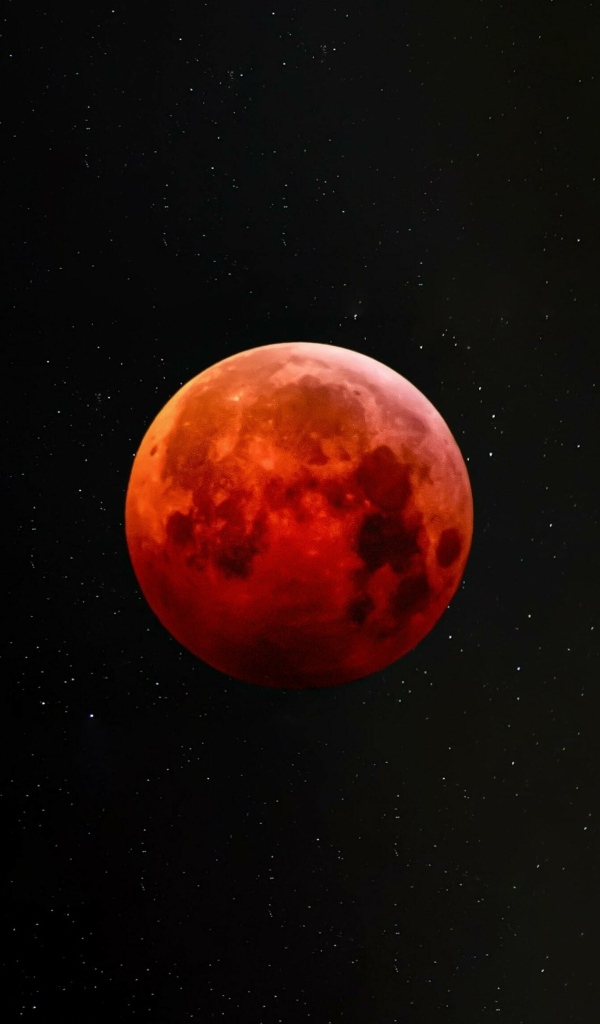Большая красная луна в звездном небе