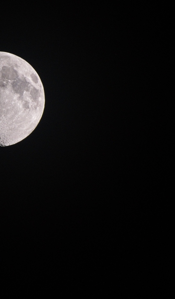 Половина луны в черном небе