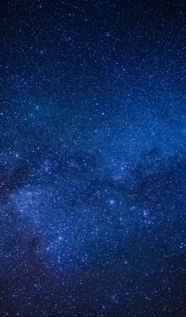 Млечный путь и яркие ночные звезды в небе