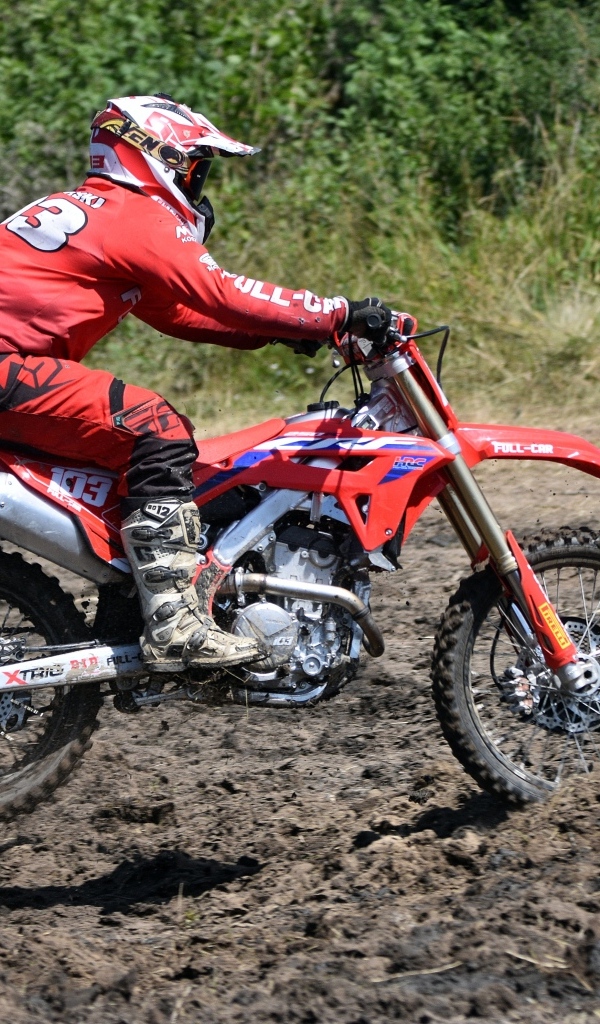 Мужчина на мотоцикле едет по бездорожью