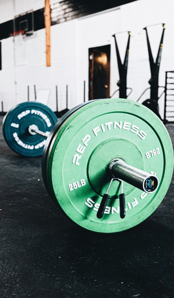 Большая тяжелая штанга в спортзале