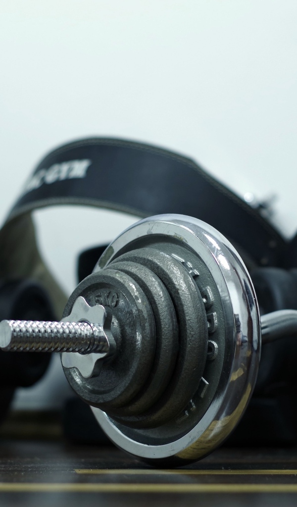 Тяжелые гантели для занятий спортом