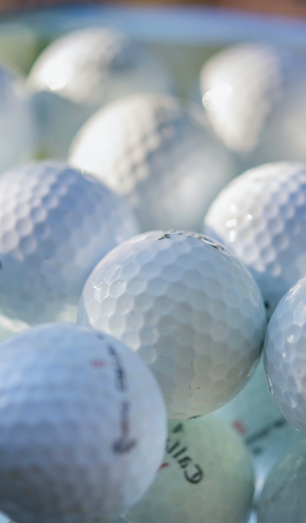 Много белых теннисных мячей