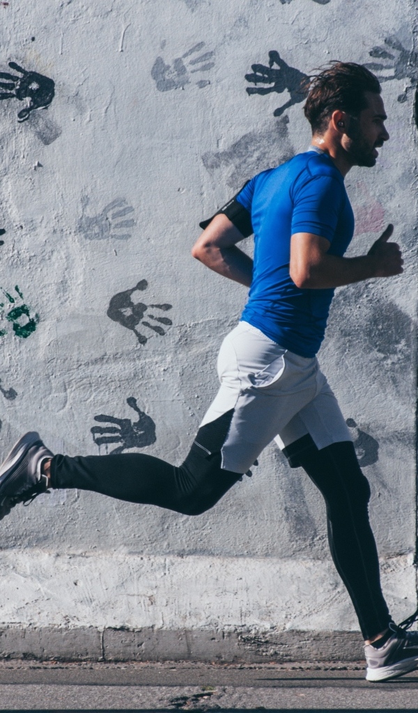 Мужчина спортсмен занимается бегом