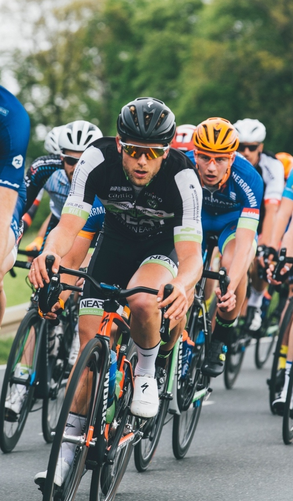 Мужчины велосипедисты на соревнованиях