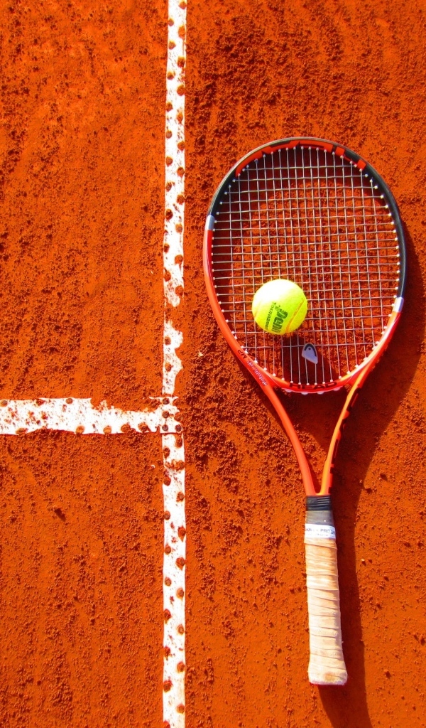 Ракетка и мяч на теннисном корте