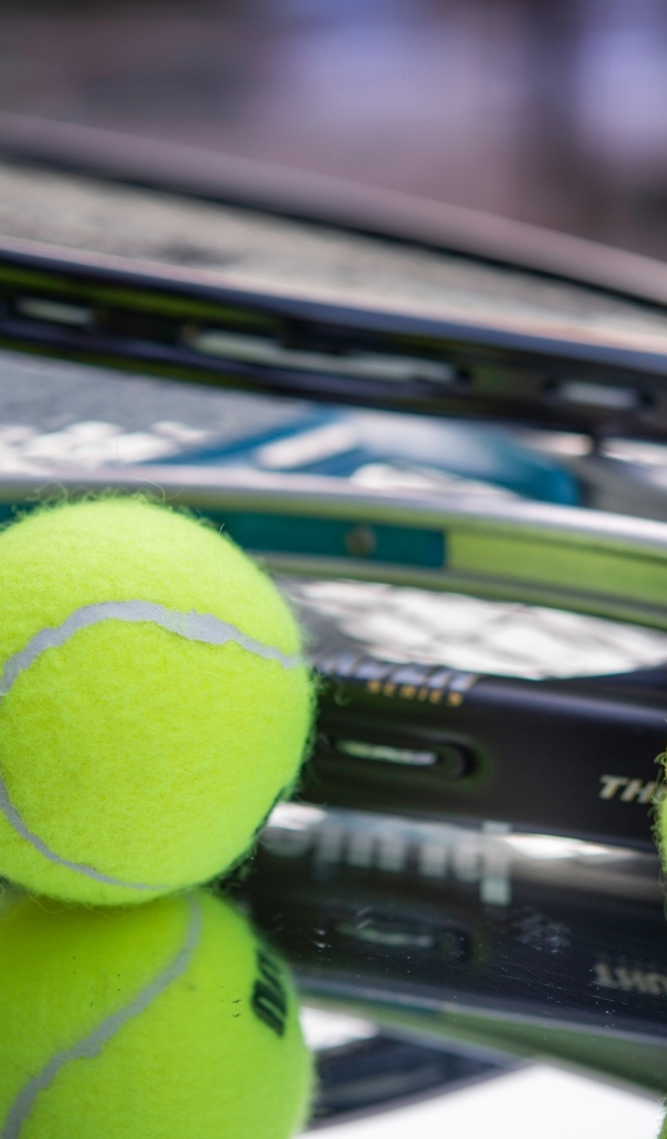 Три теннисных мячика с ракетками