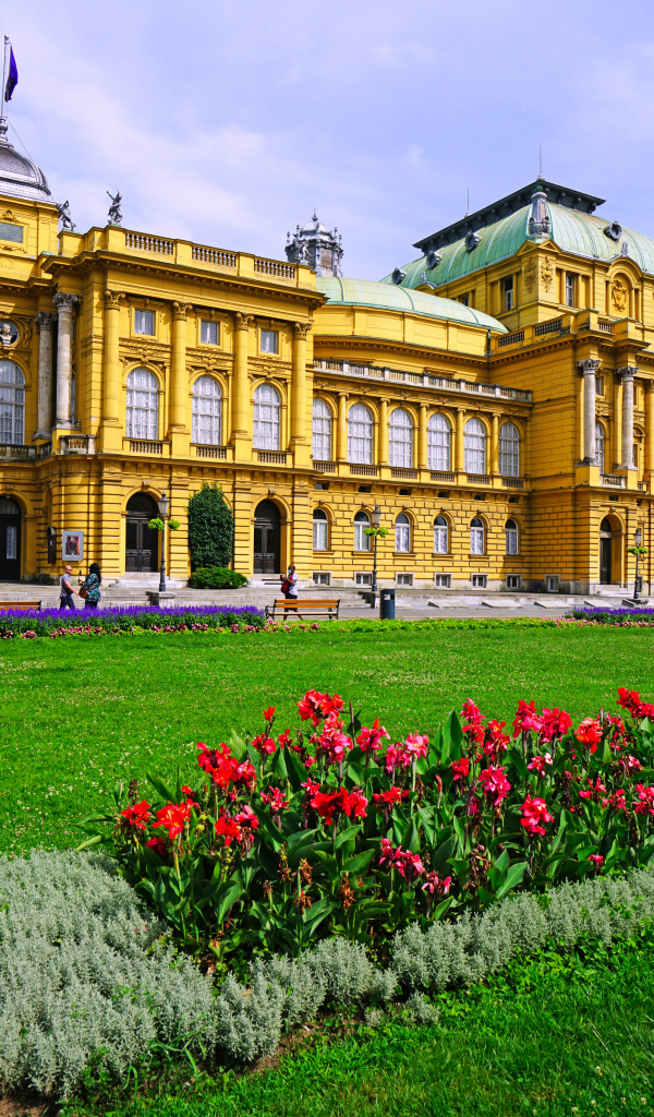 Красивый Хорватский национальный театр