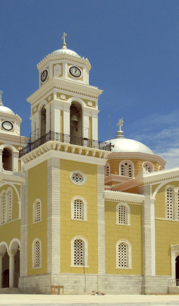 Красивое здание церкви под голубым небом