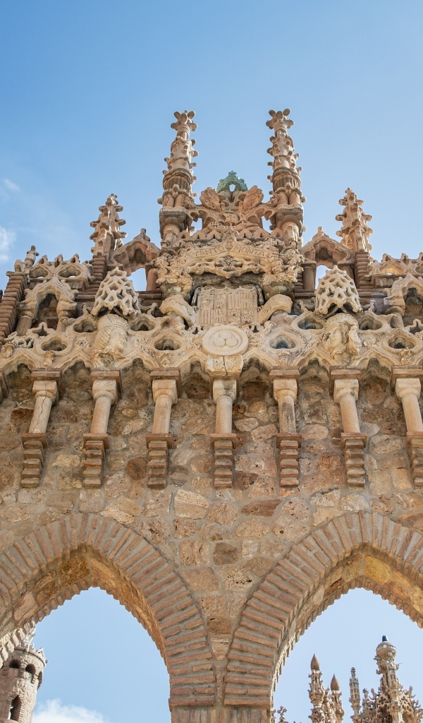 Красивая старинная арка у входа в храм