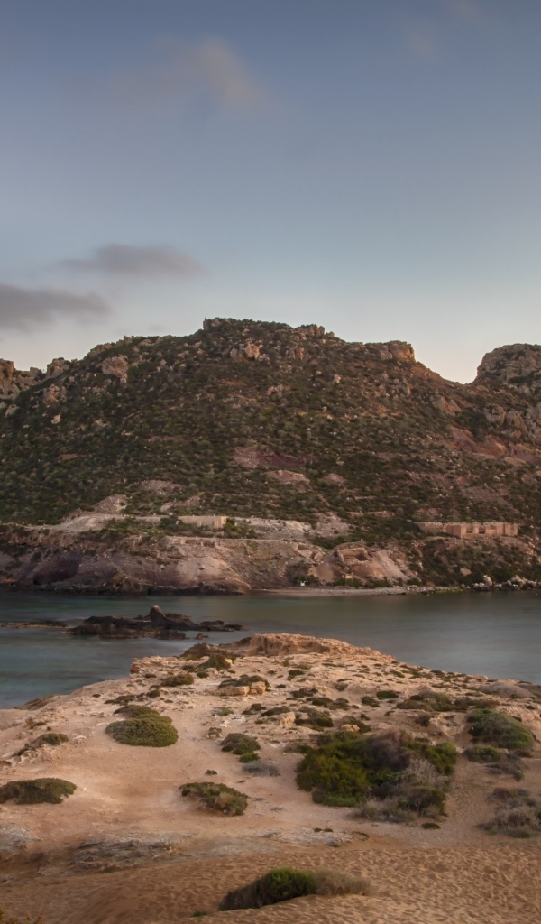 Красивый вид на скалу в море, Исландия