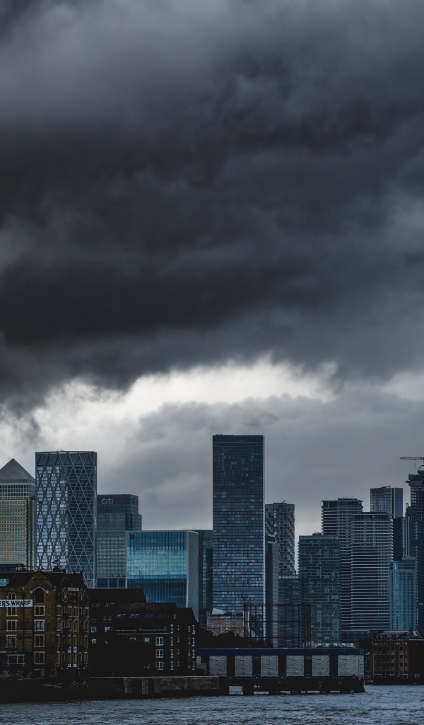 Черные облака над небоскребами города