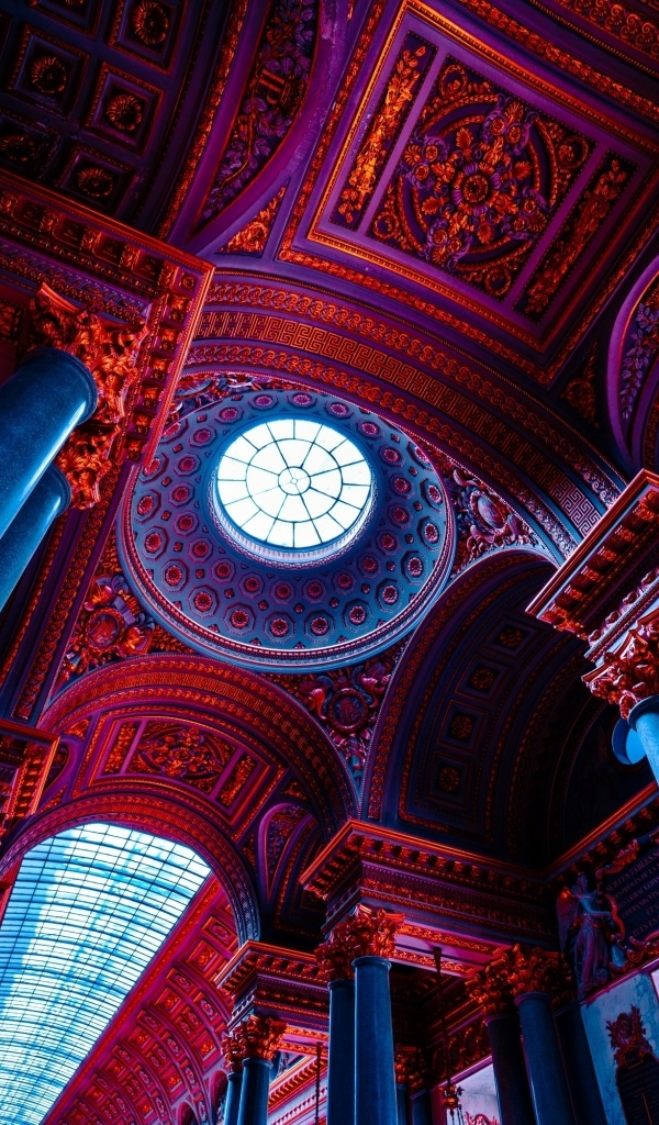 Колонны и красивый потолок храма