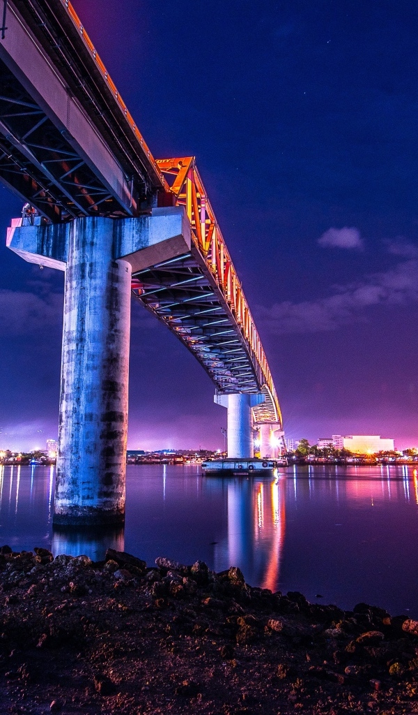 Высокий мост над рекой ночью, Филиппины