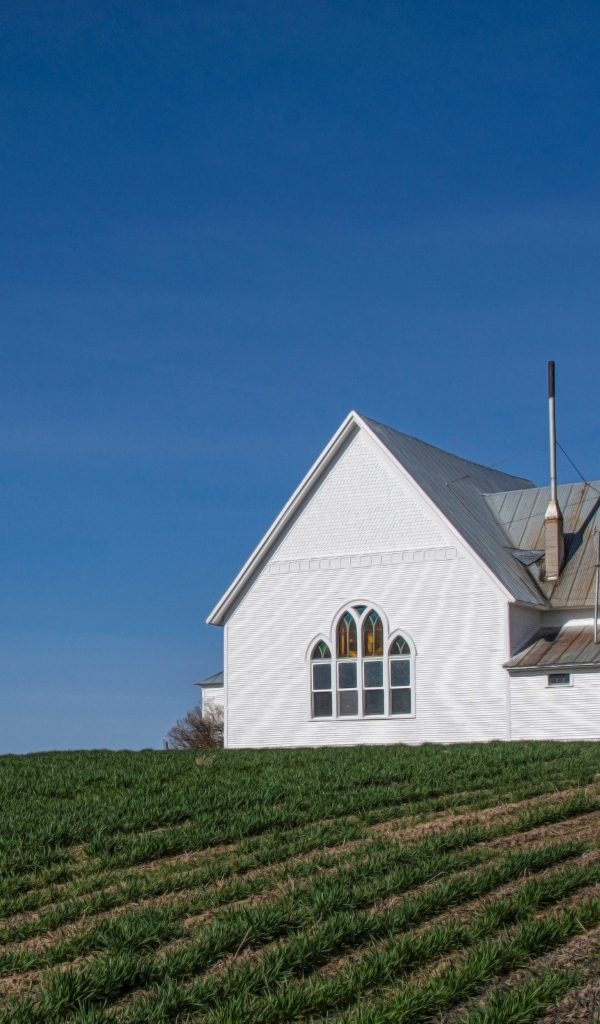 Маленькая старая церковь под голубым небом