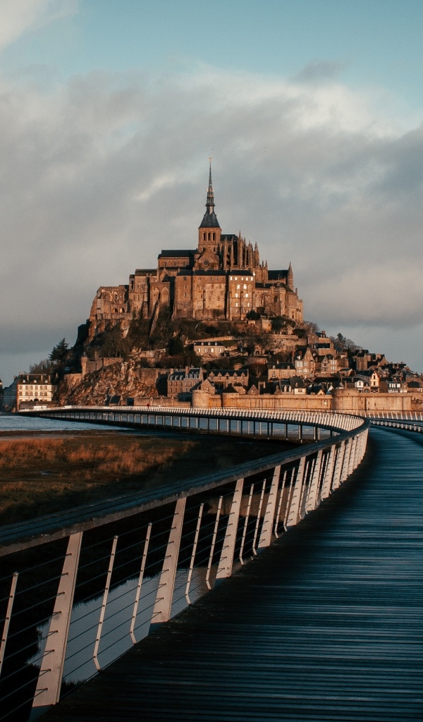Замок Мон Сен Мишель в море 