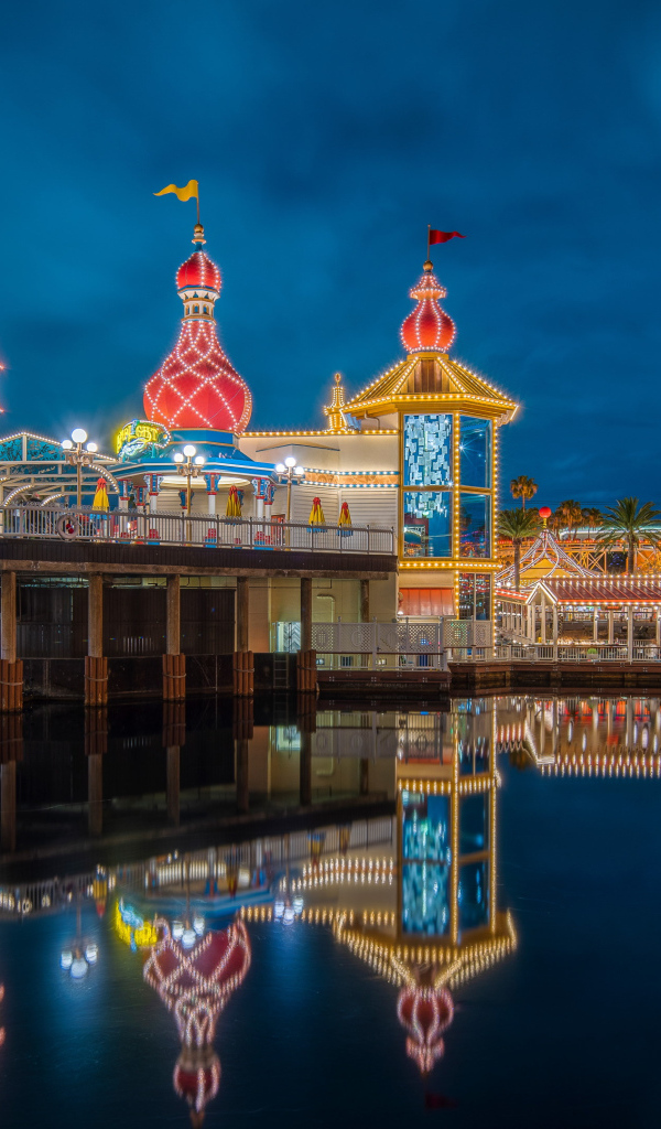 Красивая территория парка Пиксар Пир