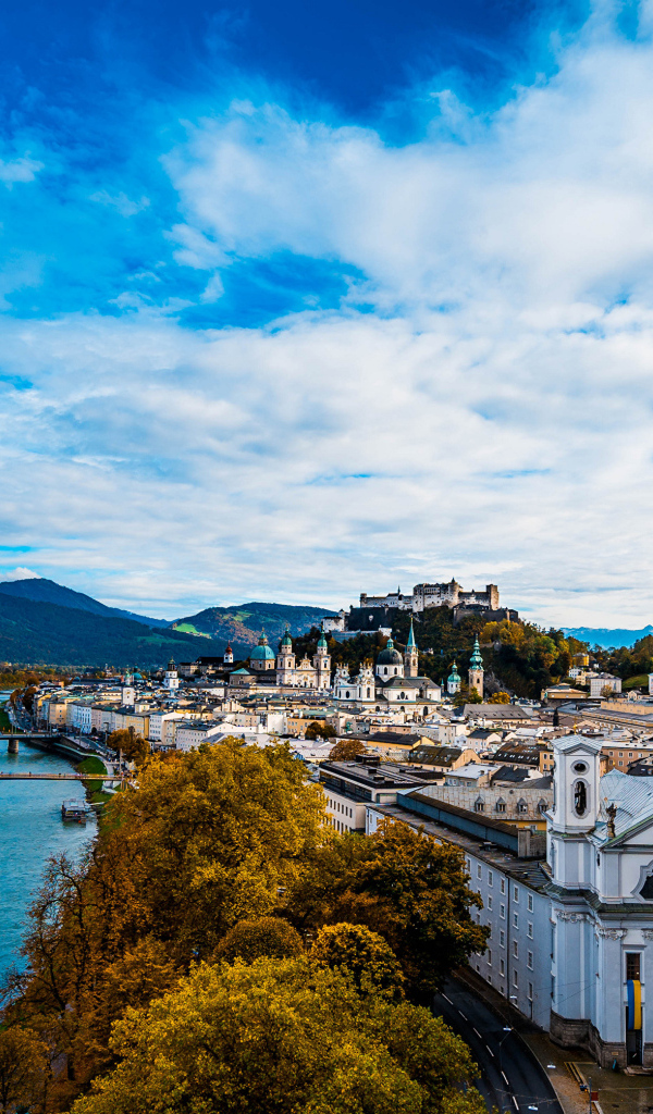 Вид на Альпы и город Зальцбург, Австрия