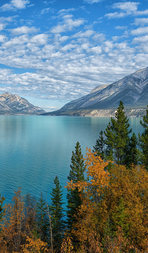 Красивое горное озеро Абрахам, Канада