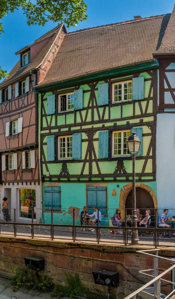 Красивые разноцветные дома у водного канала, Франция