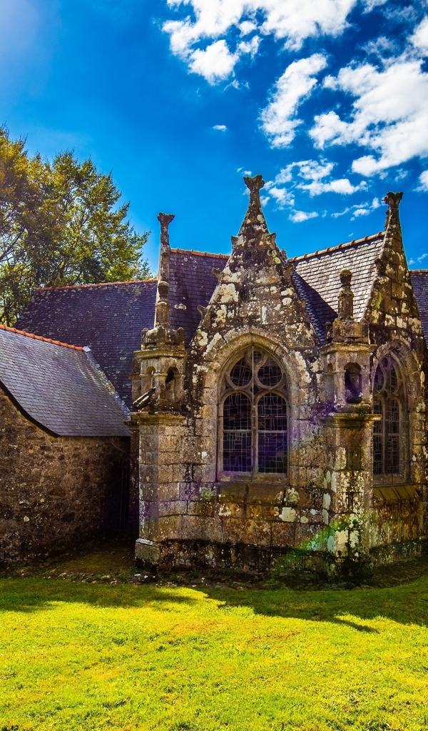 Старый каменный дом в парке, Франция