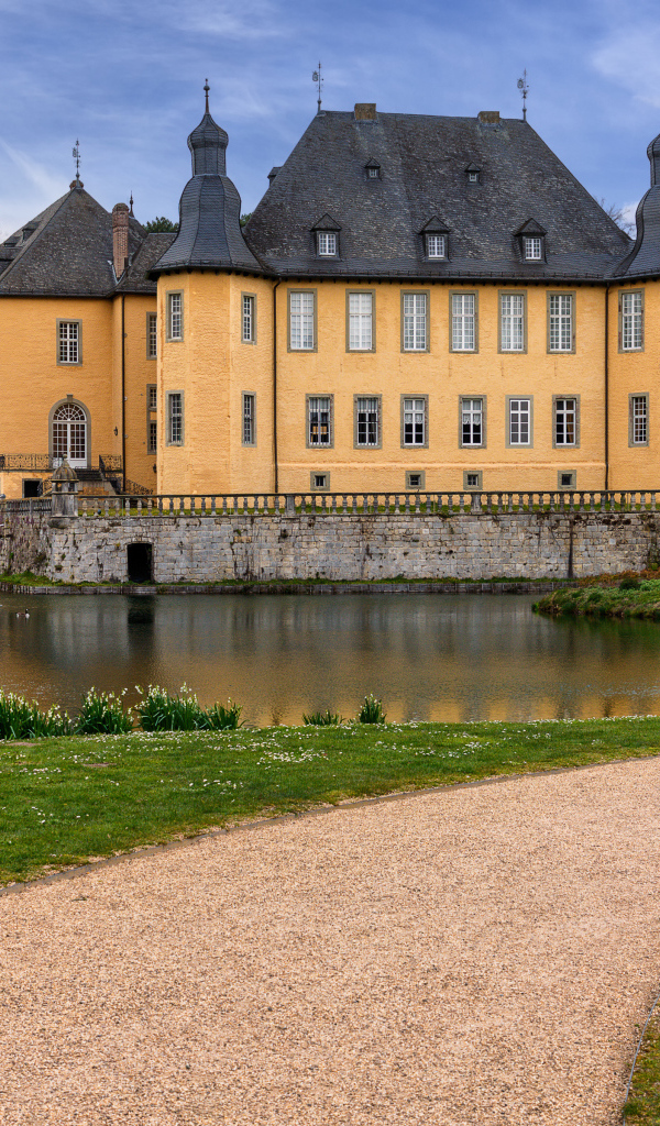 Красивый замок Дик у пруда, Германия