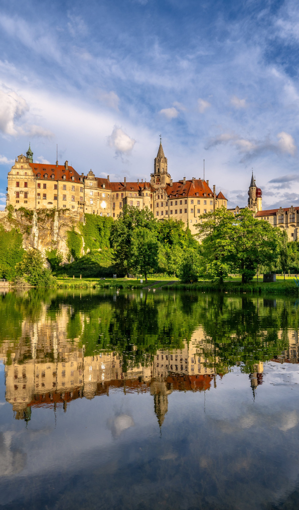 Замок Гогенцоллерн отражается в воде летом, Германия