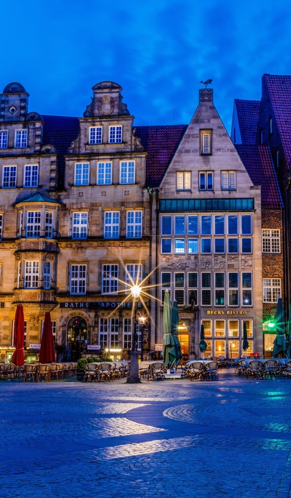 Большое здание ночью в городе Бремен 