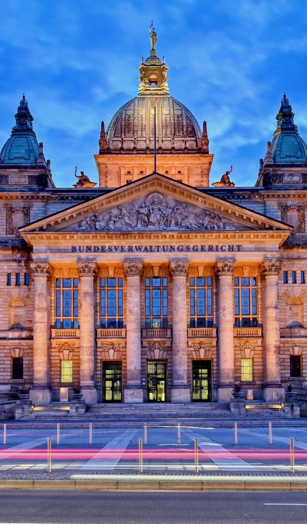 Большое старинное здание Лейпциг 