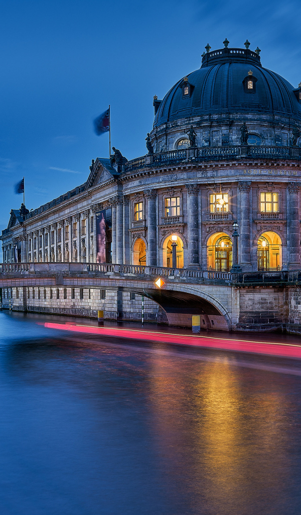 Старинный Музей Боде у воды, Берлин. Германия