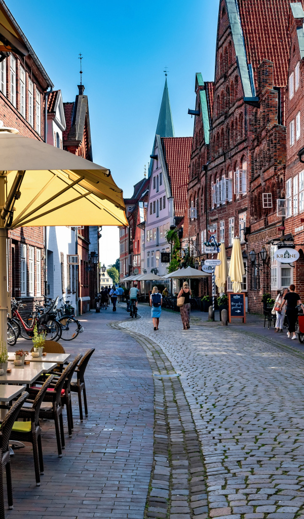 Старая улица с красивыми домами, Германия