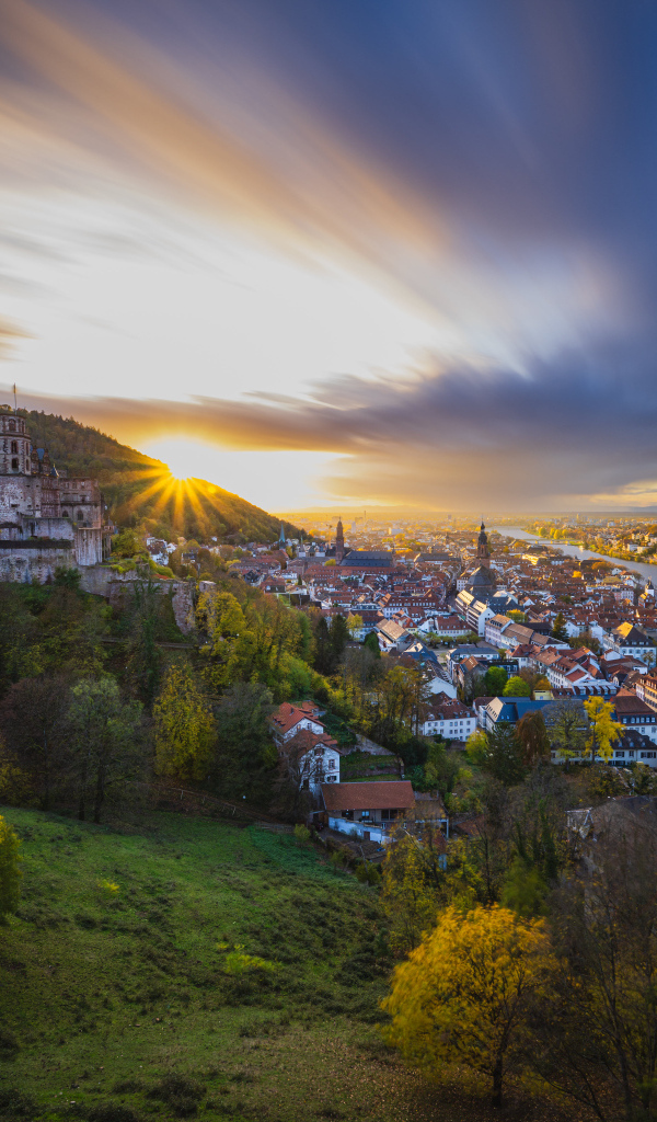 Вид сверху на город у реки на рассвете, Германия
