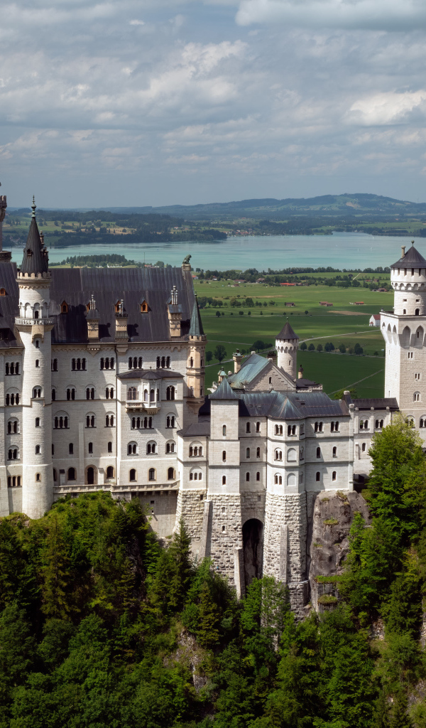 Вид на красивый старинный замок Нойшванштайн, Германия