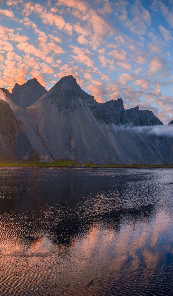 Солнце садится за горой в море, Исландия