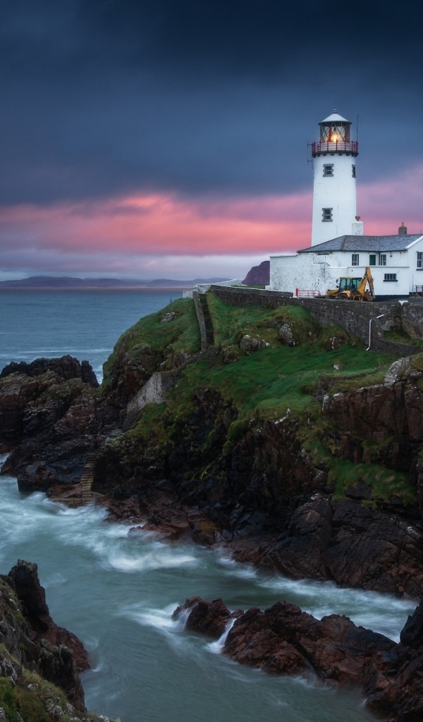 Здание маяка на скале у моря, Ирландия