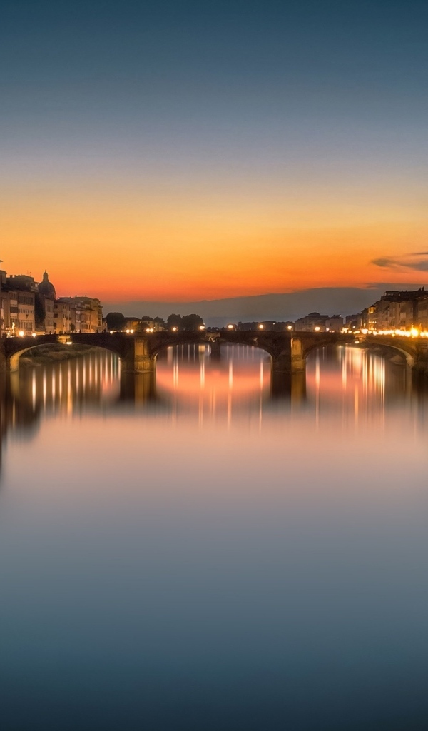 Красивый вид на дома и реку вечером, Италия