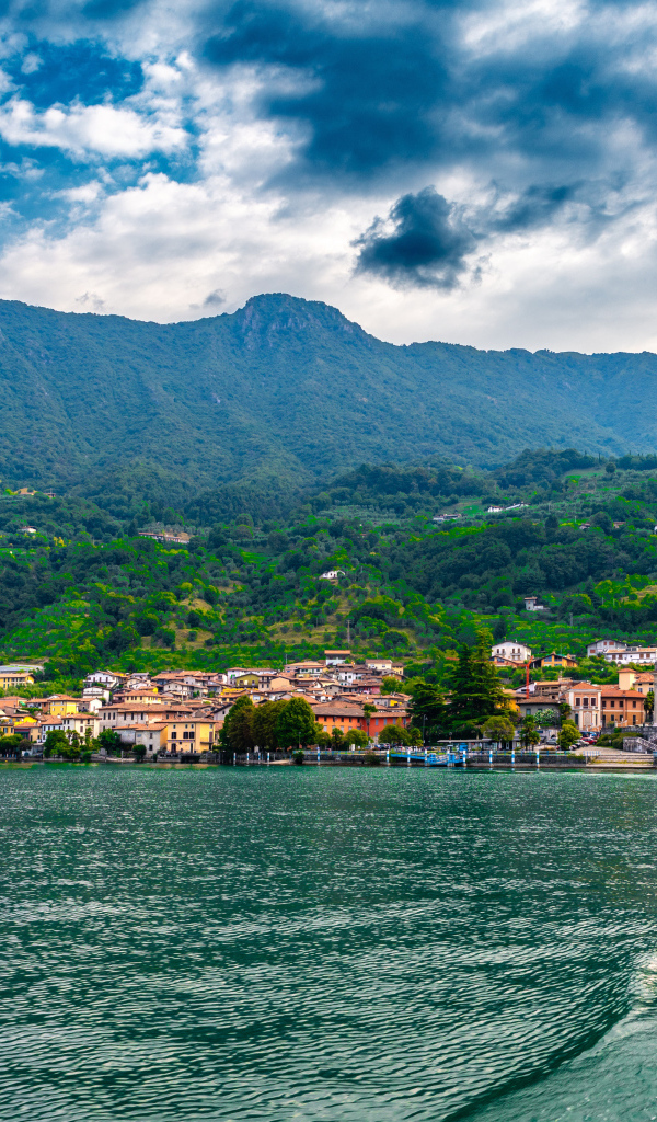 Красивый вид на озеро  и дома на берегу в горах, Италия