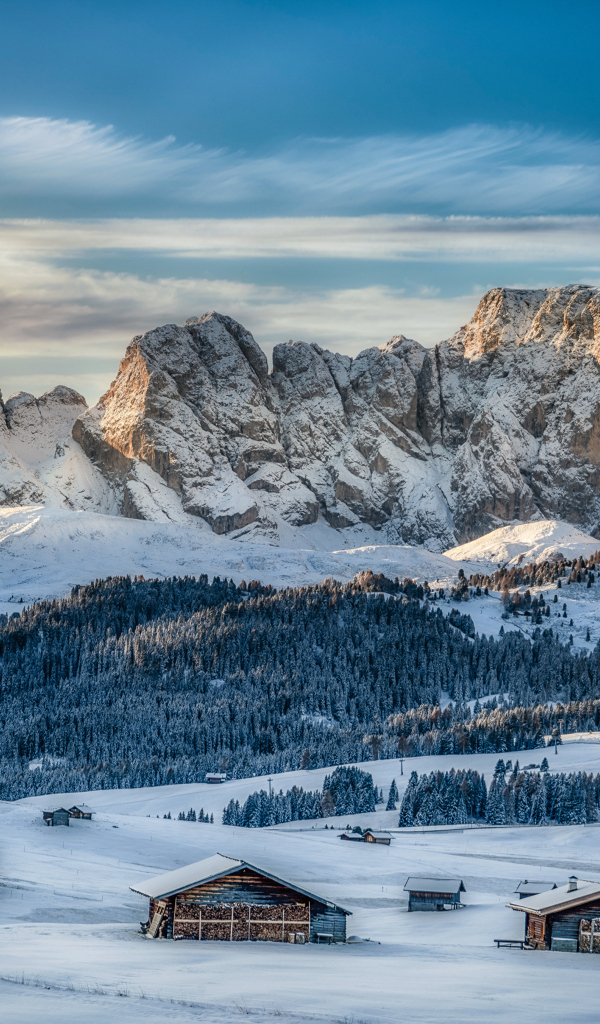 Доломитовые альпы покрытые снегом, Италия