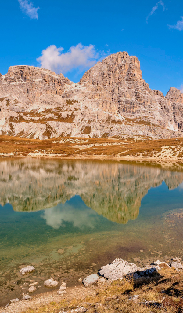 Скала отражается в воде, Италия